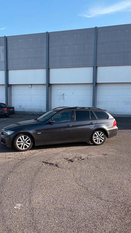Gebraucht BMW 320 163 PS (119 kW) 2007 Grau Kombi