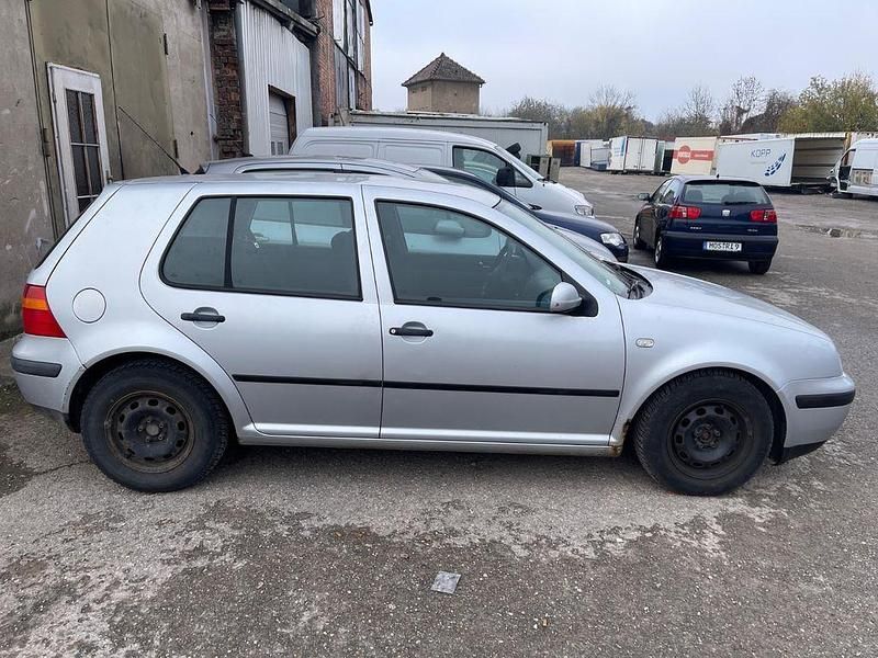 Grau Gebraucht 2001 VW Golf IV Edition Limousine | 2.500 € (Etwas zu teuer) - Bild 1/4