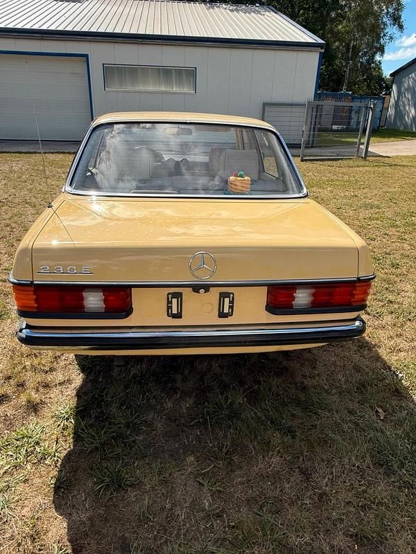 Gebraucht Mercedes E230 136 PS (100 kW) 1980 Gelb Limousine