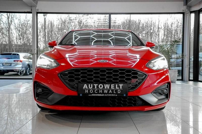 Używany Ford Focus ST 190 KM (139 kW) 2020 Czerwony Sedan/Limuzyna