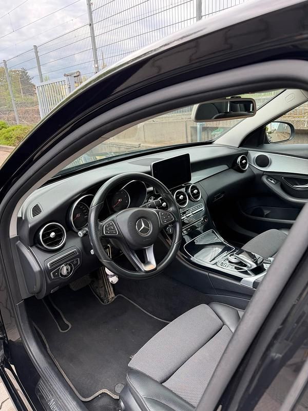 Second-hand Mercedes C220 170 CP (125 kW) 2014 Negru Berlinǎ