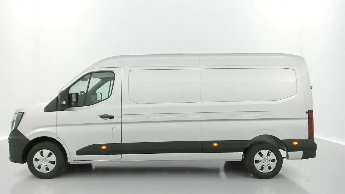 Neu Nissan Interstar Tekna 150 PS (110 kW) 2025 Gris etoile Van