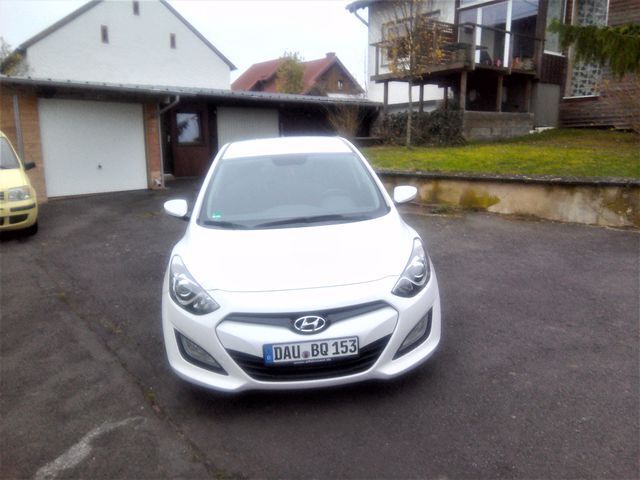 Gebraucht Hyundai i30 99 PS (72 kW) 2014 Weiß Limousine