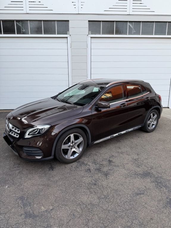Braun Gebraucht 2018 Mercedes GLA180 AMG SUV | 18.999 € (Superpreis) - Bild 1/4