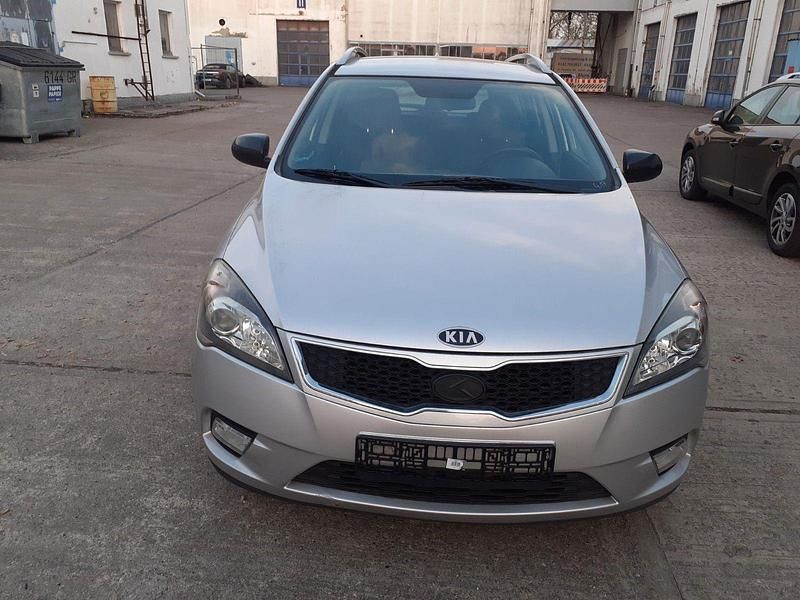 Silber Gebraucht 2012 Kia Ceed Kleinwagen | 2.998 € - Bild 1/4