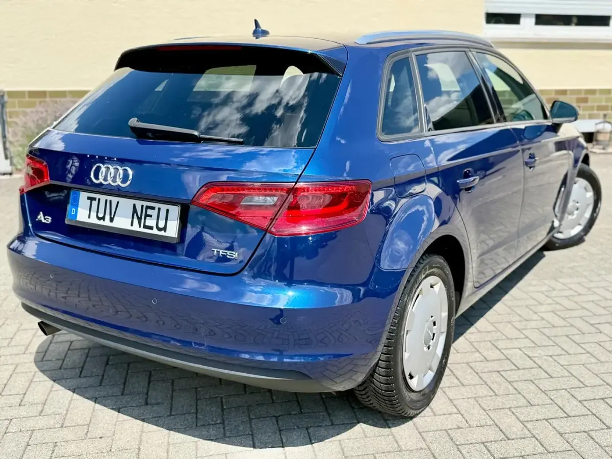 Gebraucht Audi A3 Attraction 105 PS (77 kW) 2013 Blau Limousine