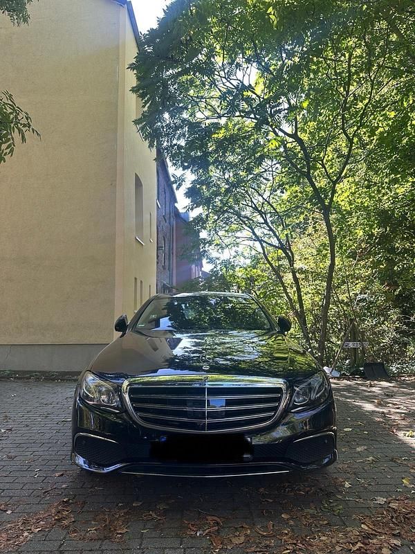 Schwarz Gebraucht 2016 Mercedes E350 AMG Limousine | 23.500 € (Teuer) - Bild 1/4