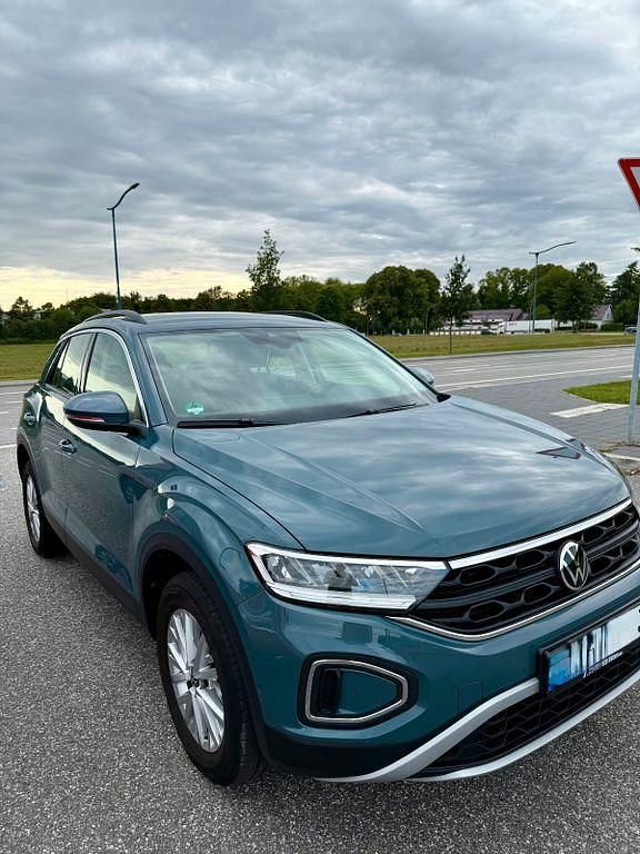 Blau Gebraucht 2024 VW T-Roc Life SUV | 24.500 € (Fairer Preis) - Bild 1/4