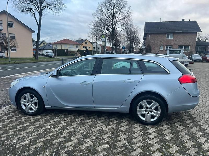 Gebraucht Opel Insignia Edition 140 PS (102 kW) 2011 Blau Kombi