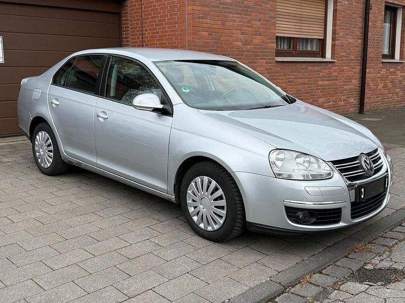 Gebraucht VW Jetta 105 PS (77 kW) 2010 Silber Limousine