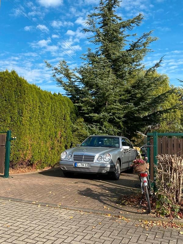 Grau Gebraucht 1998 Mercedes E280 Limousine | 2.700 € (Fairer Preis) - Bild 1/4