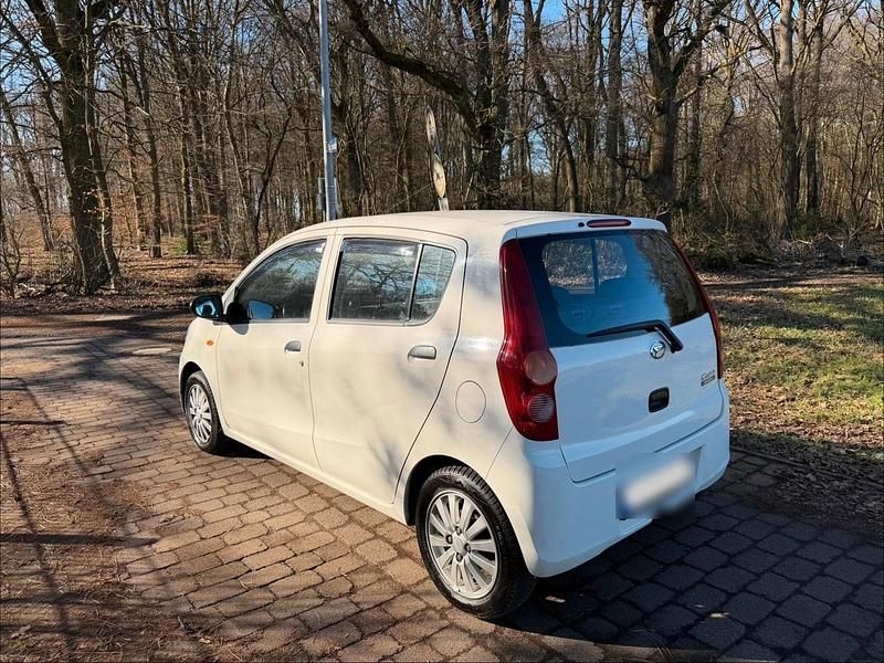 Gebraucht Daihatsu Cuore 69 PS (50 kW) 2012 Weiß Kleinwagen