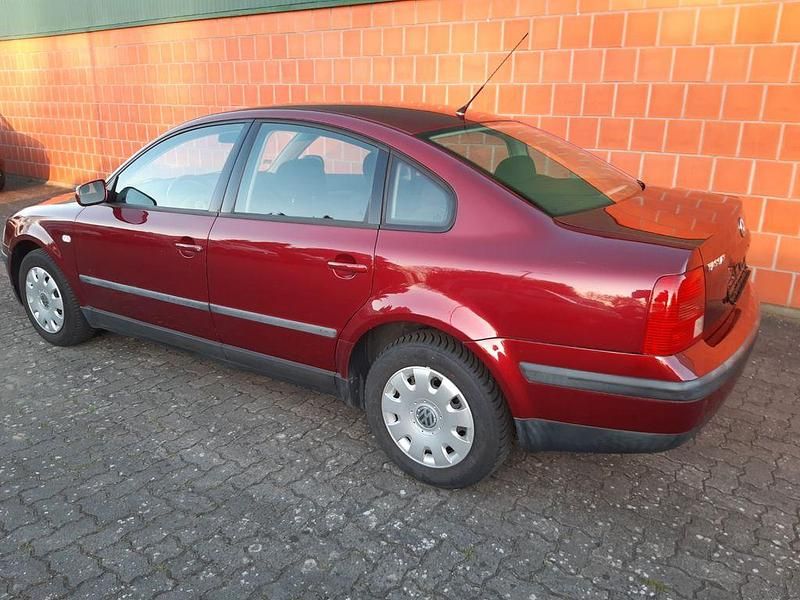 Second-hand VW Passat 101 CP (74 kW) 2000 Roșu Berlinǎ