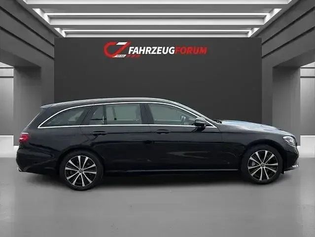 Używany Mercedes E300 211 KM (155 kW) 2022 Czarny Sedan/Limuzyna