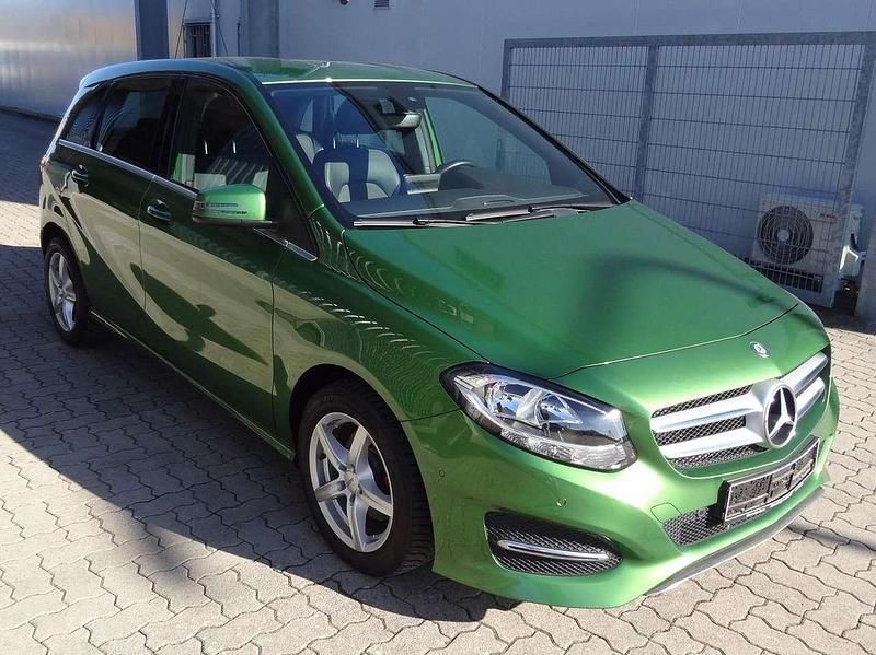 Gebraucht Mercedes B180 122 PS (89 kW) 2017 Elbait gruen  metallic Van / Kleinbus