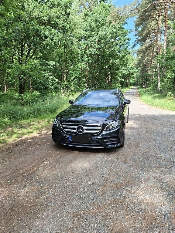 Schwarz Gebraucht 2019 Mercedes E300 Limousine | 24.395 € (Guter Preis) - Bild 1/4