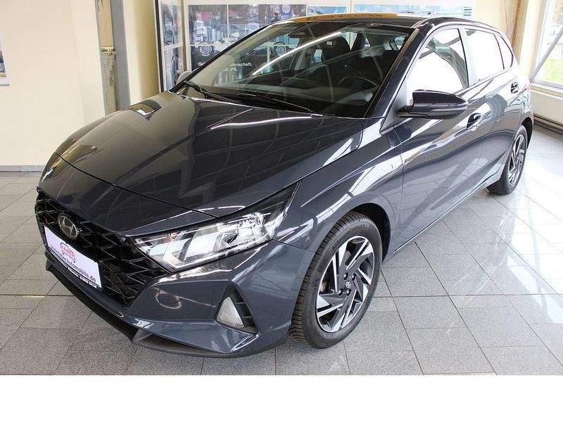 Grau Gebraucht 2023 Hyundai i20 Trend Limousine | 15.888 € (Etwas zu teuer) - Bild 1/4