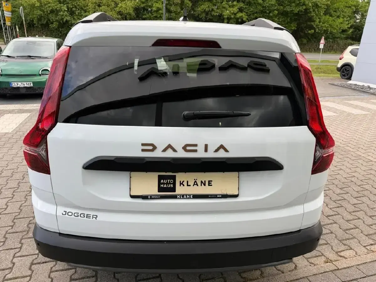 Gebraucht Dacia Jogger 101 PS (74 kW) 2023 Weiß Van / Kleinbus