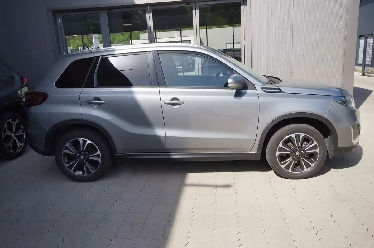 Gebraucht Suzuki Vitara Comfort+ 116 PS (85 kW) 2022 Galactic gray SUV
