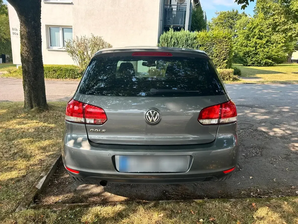 Gebraucht VW Golf VI Highline 105 PS (77 kW) 2011 Grau Limousine