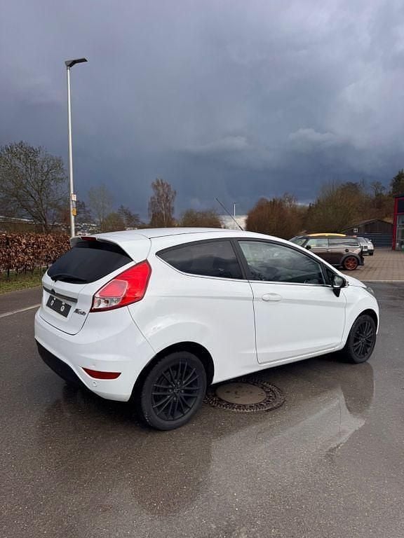 Gebraucht Ford Fiesta 101 PS (74 kW) 2013 Weiß Kleinwagen