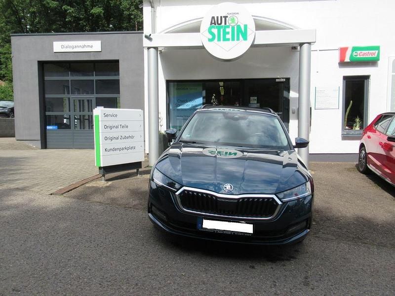Blau Gebraucht 2022 Skoda Octavia Clever Kombi | 20.900 € (Fairer Preis) - Bild 1/4