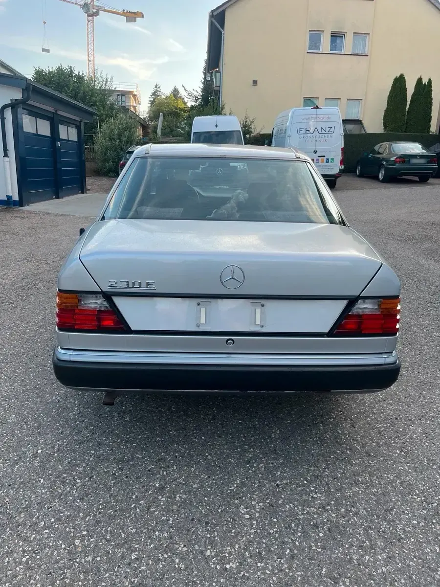 Gebraucht Mercedes 230 132 PS (97 kW) 1992 Silber Limousine