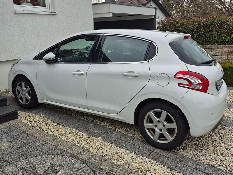 Gebraucht Peugeot 208 Allure 95 PS (69 kW) 2012 Weiß Kleinwagen