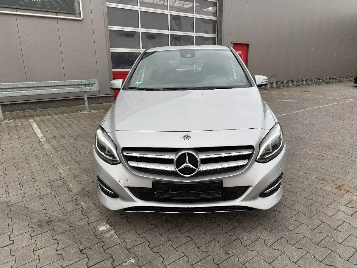 Gebraucht Mercedes B200 Business 136 PS (100 kW) 2018 Silber Kleinwagen