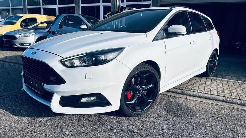 Weiß Gebraucht 2018 Ford Focus ST Limousine | 10.990 € (Superpreis) - Bild 1/4