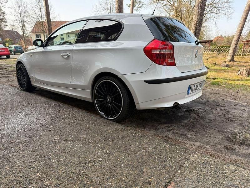 Gebraucht BMW 116 Performance 122 PS (89 kW) 2009 Weiß Kleinwagen
