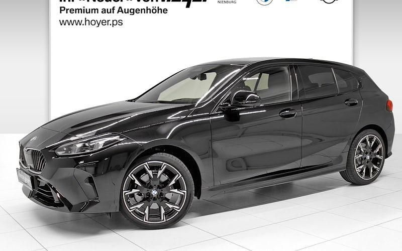 Schwarz Neu 2025 BMW 118 Shadowline Kleinwagen | 43.990 € (Teuer) - Bild 1/4