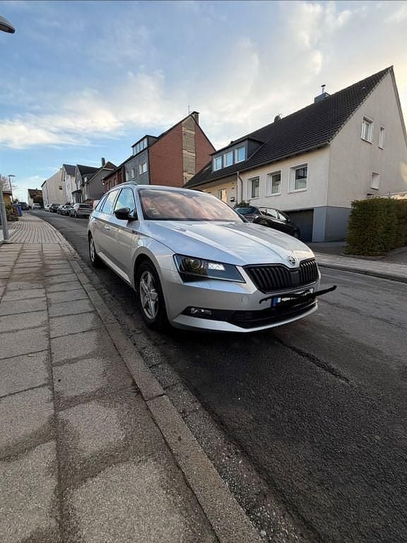Silber Gebraucht 2017 Skoda Superb SportLine Kombi | 11.900 € (Superpreis) - Bild 1/4
