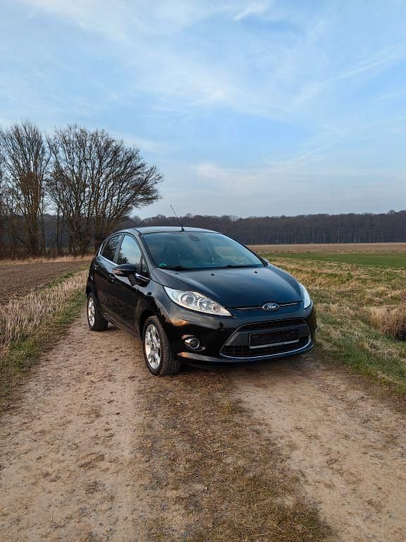 Schwarz Gebraucht 2012 Ford Fiesta Titanium Kleinwagen | 4.399 € (Fairer Preis) - Bild 1/4