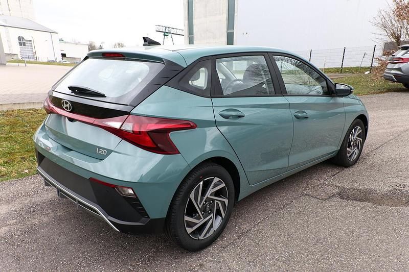 Neu Hyundai i20 Select 90 PS (66 kW) 2025 Mangrove green mineraleffekt Kleinwagen