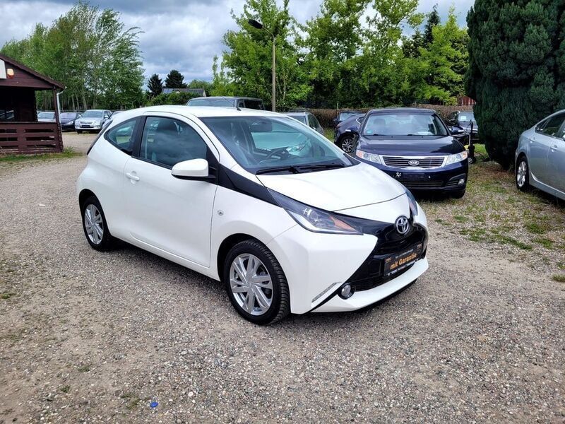 Weiß Gebraucht 2015 Toyota Aygo X-play Kleinwagen | 7.990 € (Fairer Preis) - Bild 1/4
