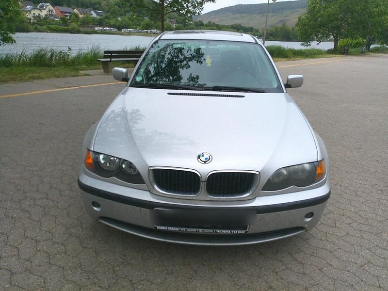 Silber Gebraucht 2002 BMW 318 Limousine | 1.290 € (Guter Preis) - Bild 1/4