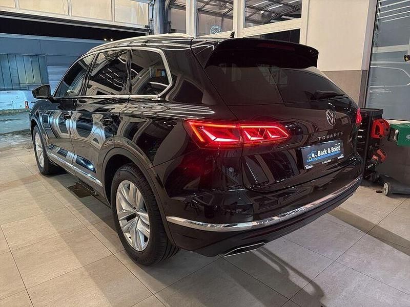 Gebraucht VW Touareg Elegance 286 PS (210 kW) 2022 Deep black perleffekt (metallic) SUV