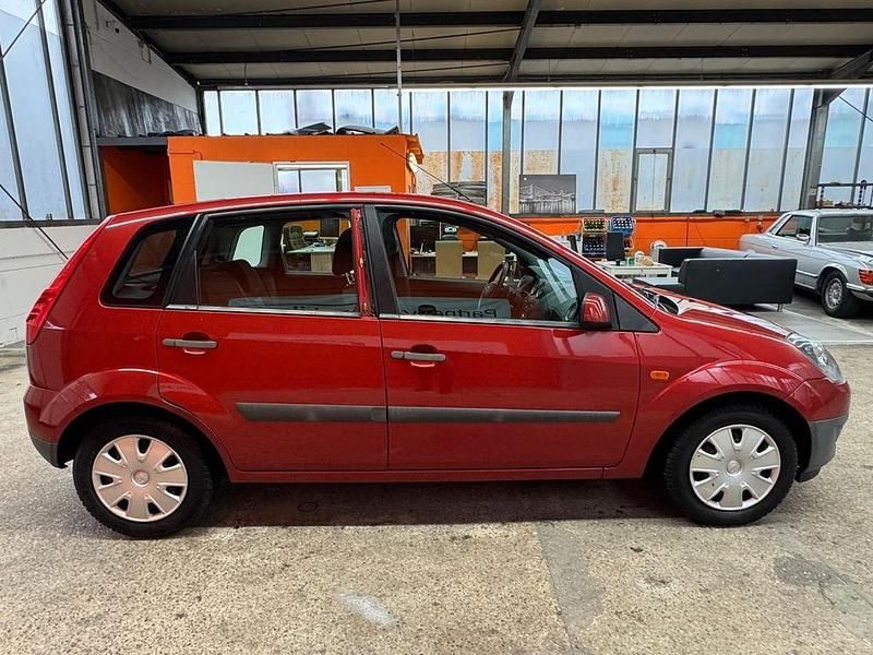 Gebraucht Ford Fiesta 69 PS (50 kW) 2006 Rot Limousine