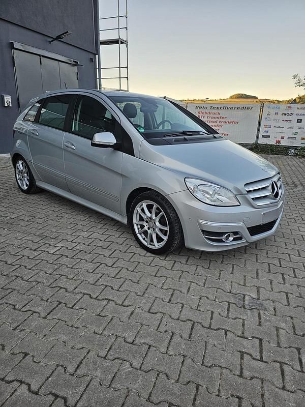 Silber Gebraucht 2010 Mercedes B180 Van / Kleinbus | 3.500 € (Fairer Preis) - Bild 1/4