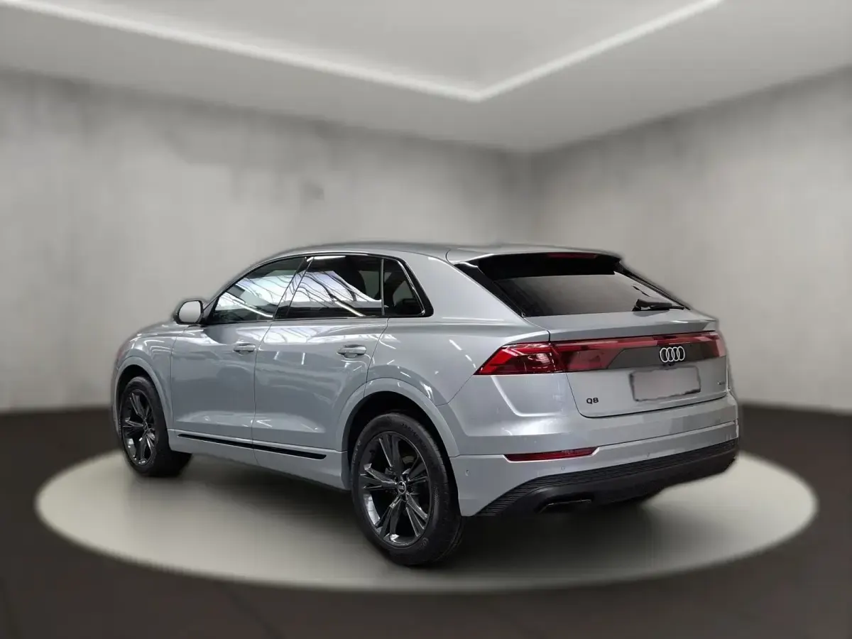 Gebraucht Audi Q8 Ambiente 231 PS (169 kW) 2025 Silber metallic SUV