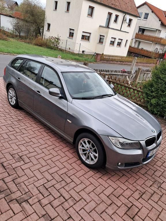 Gebraucht BMW 318 143 PS (105 kW) 2010 Grau Kombi