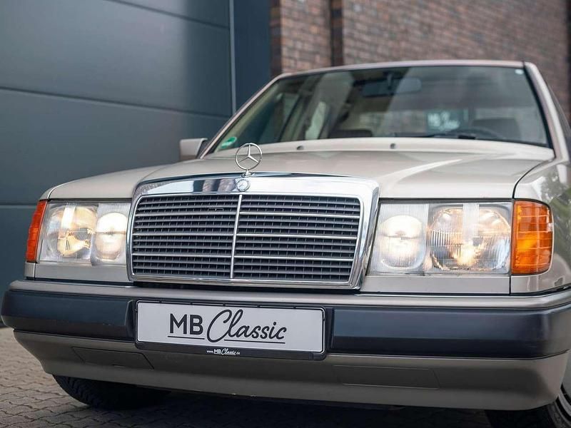 Rauchsilber Gebraucht 1991 Mercedes E230 Limousine | 9.900 € - Bild 1/4