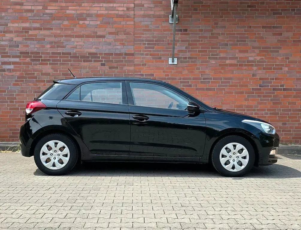 Gebraucht Hyundai i20 Select 101 PS (74 kW) 2017 Schwarz Limousine