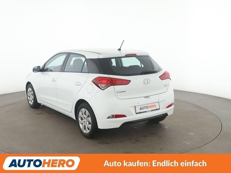 Gebraucht Hyundai i20 Trend 101 PS (74 kW) 2017 Weiß Limousine