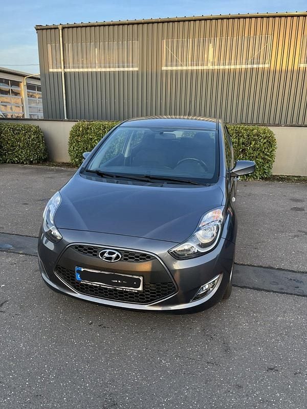 Grau Gebraucht 2019 Hyundai ix20 Kleinwagen | 13.499 € (Fairer Preis) - Bild 1/4