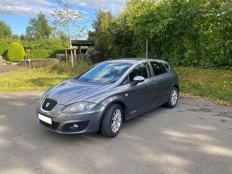 Grau Gebraucht 2012 Seat Leon Copa Limousine | 5.600 € (Superpreis) - Bild 1/4