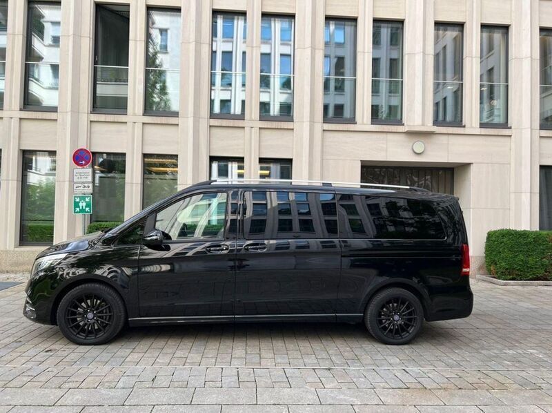 Schwarz Gebraucht 2018 Mercedes V250 Exclusive Van / Kleinbus | 49.999 € (Guter Preis) - Bild 1/4