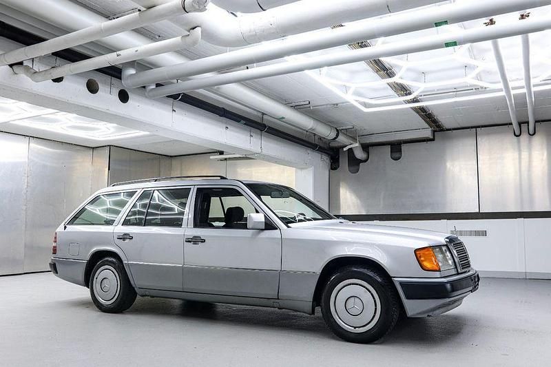 Gebraucht Mercedes E230 132 PS (97 kW) 1992 Silber Limousine