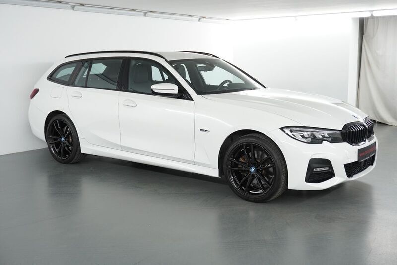 Alpinweiss iii Gebraucht 2021 BMW 320e M Sport Kombi | 29.700 € (Fairer Preis) - Bild 1/4
